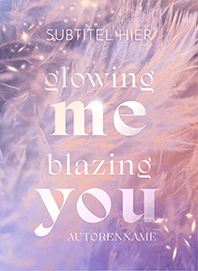 Buchcover Premade, große weiße irisierende Schrift vor dem Closeup von einer Feder, die winterliche Eisblumen anmutet, in zarten Lila-und Orangetönen, die die Farben des Sonnenuntergangs reflektieren und glühend anmuten.